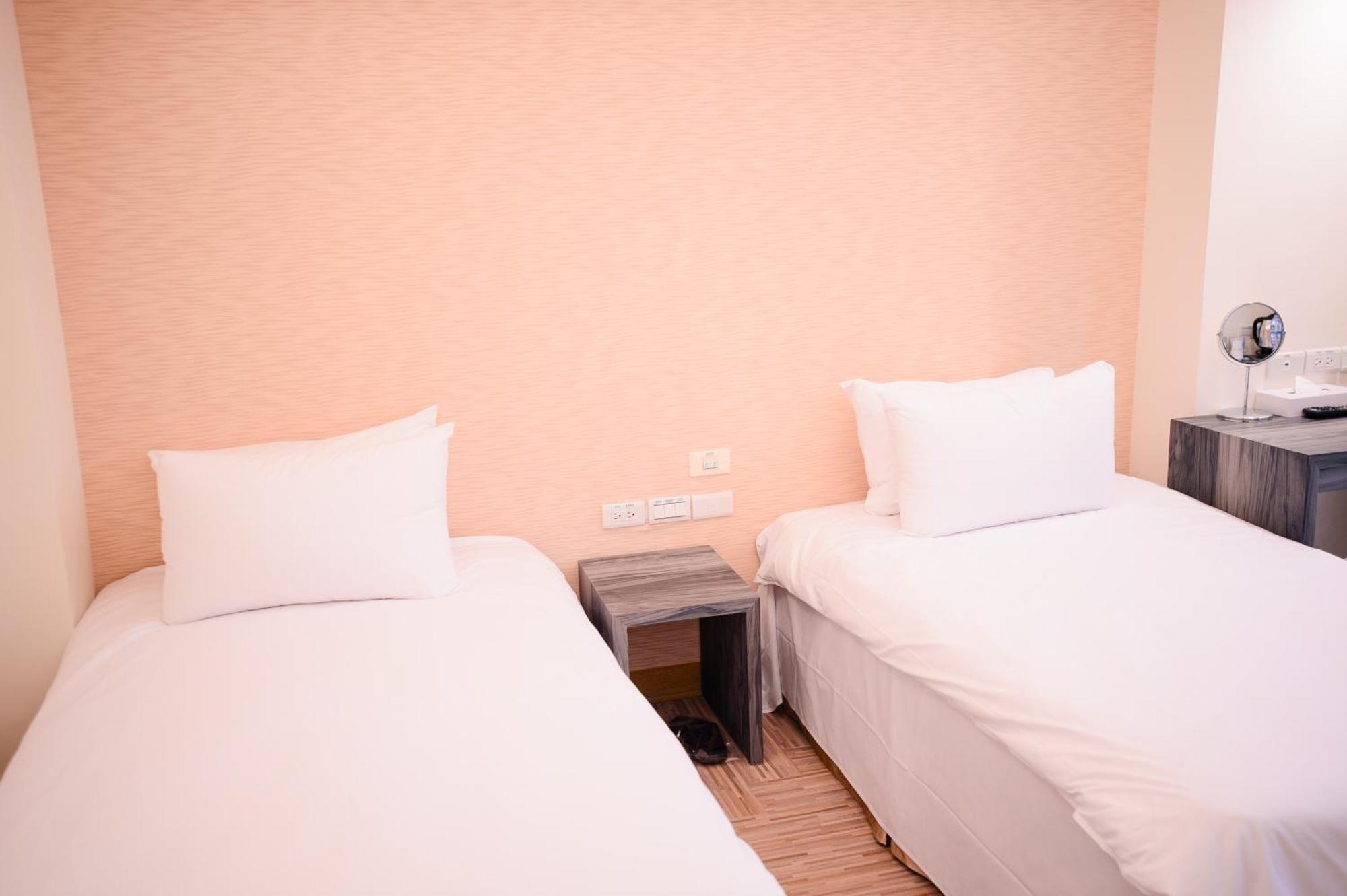 Kiwi Express Hotel - Chenggong Rd Taichung Exterior photo